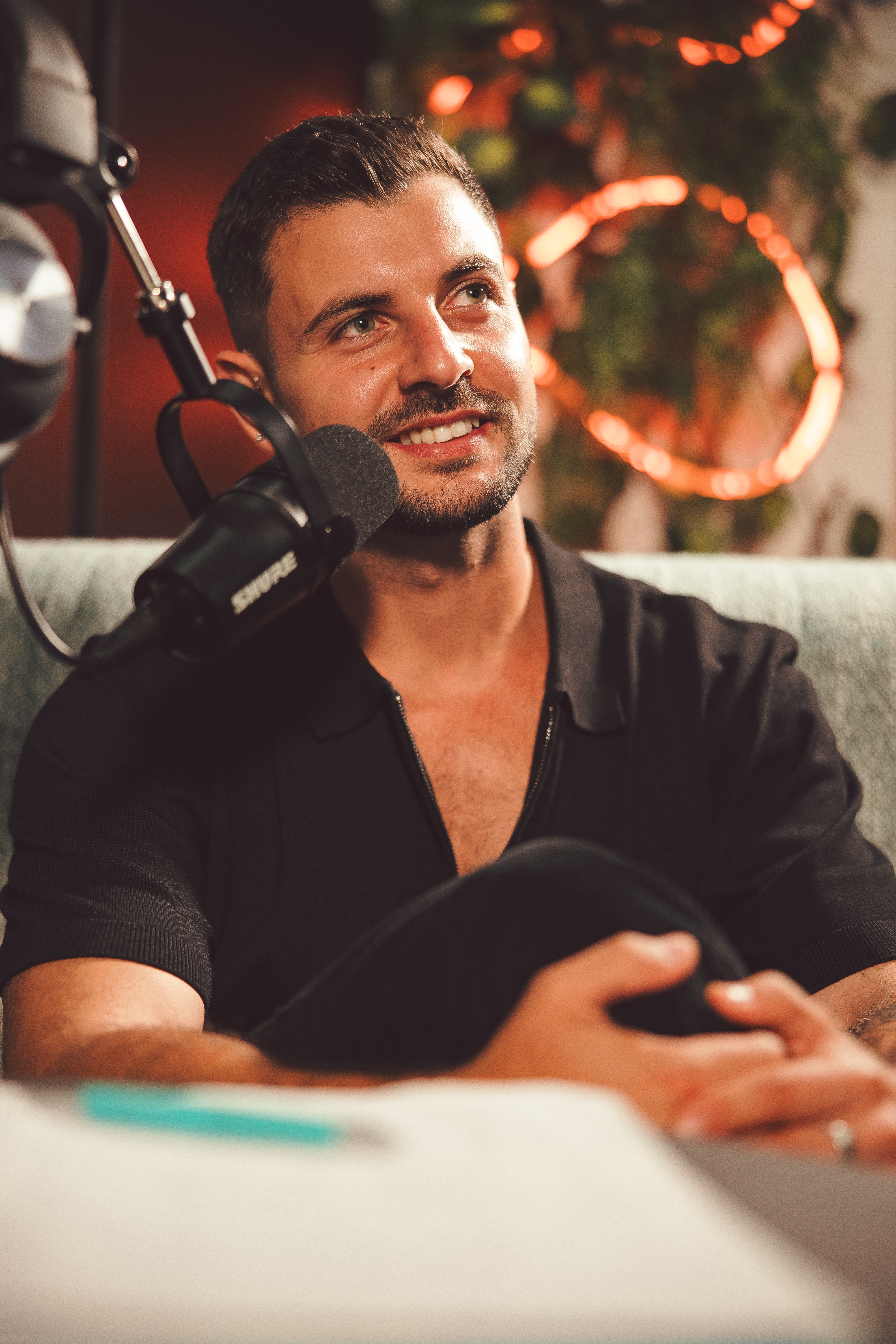 שון אדרי בעבודה – שיווק דיגיטלי וצילום מקצועי לעסקים